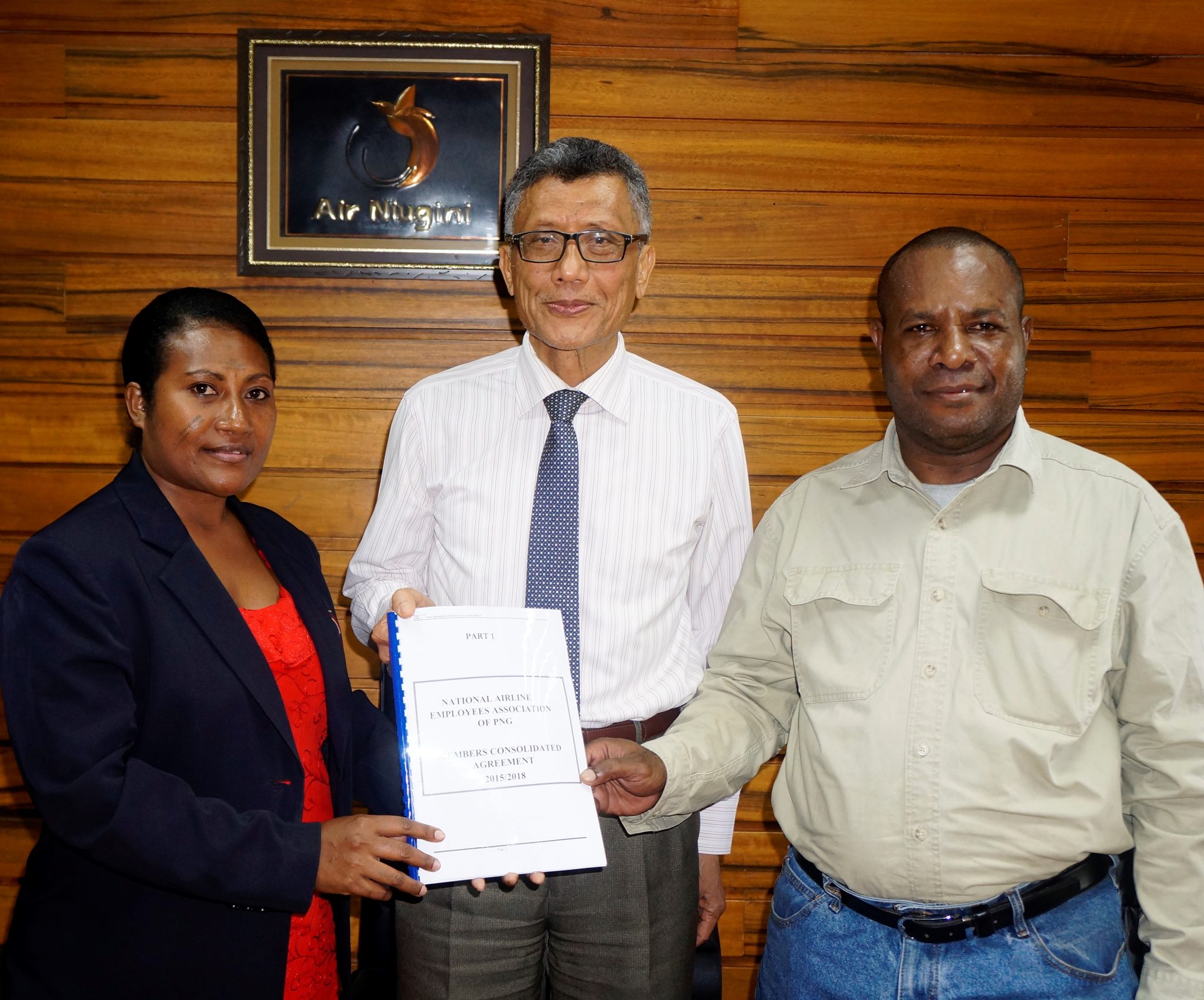 Air Niugini and National Airline Employees Association (NAEA) sign a new Award