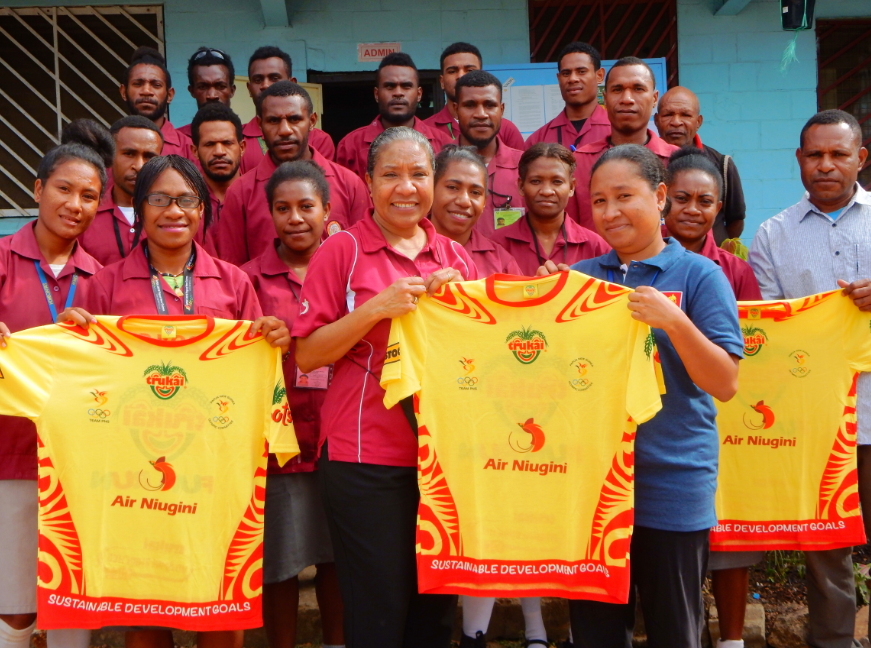 Air Niugini presents Fun Run T-shirts to schools in NCD